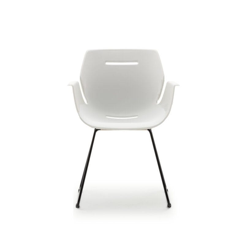 Raum.Freunde Tooon Stuhl mit Armlehnen, Sitzschale in Kunststoff weiß mit Kufengestell in Schwarz.