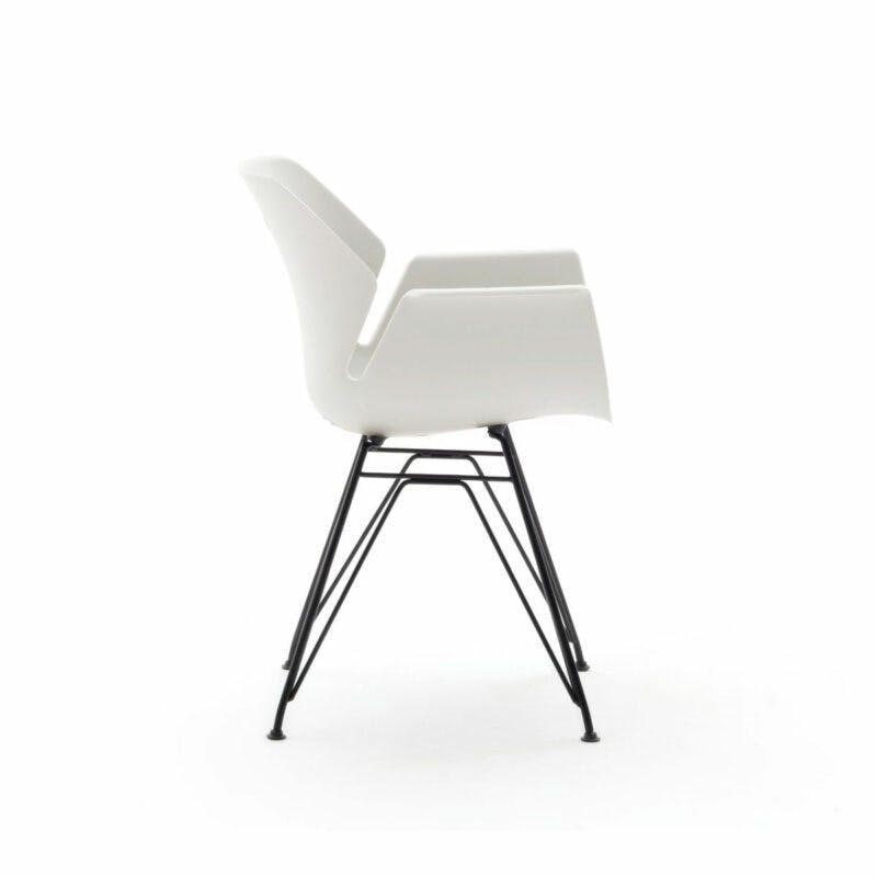 Raum.Freunde Tooon Stuhl mit Armlehnen, Sitzschale in Kunststoff weiß mit Metallgestell in Schwarz.