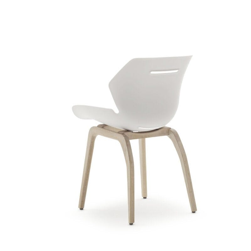 Raum.Freunde Tooon Stuhl mit Kunststoffschale in Weiß und 4-Fuß-Gestell in Eiche.