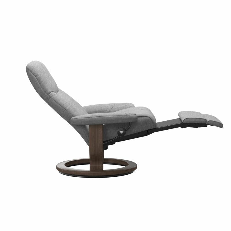 Stressless Consul Classic Power Relaxsessel mit Textilbezug Lina Grey und Gestell in Walnuss - Relaxposition