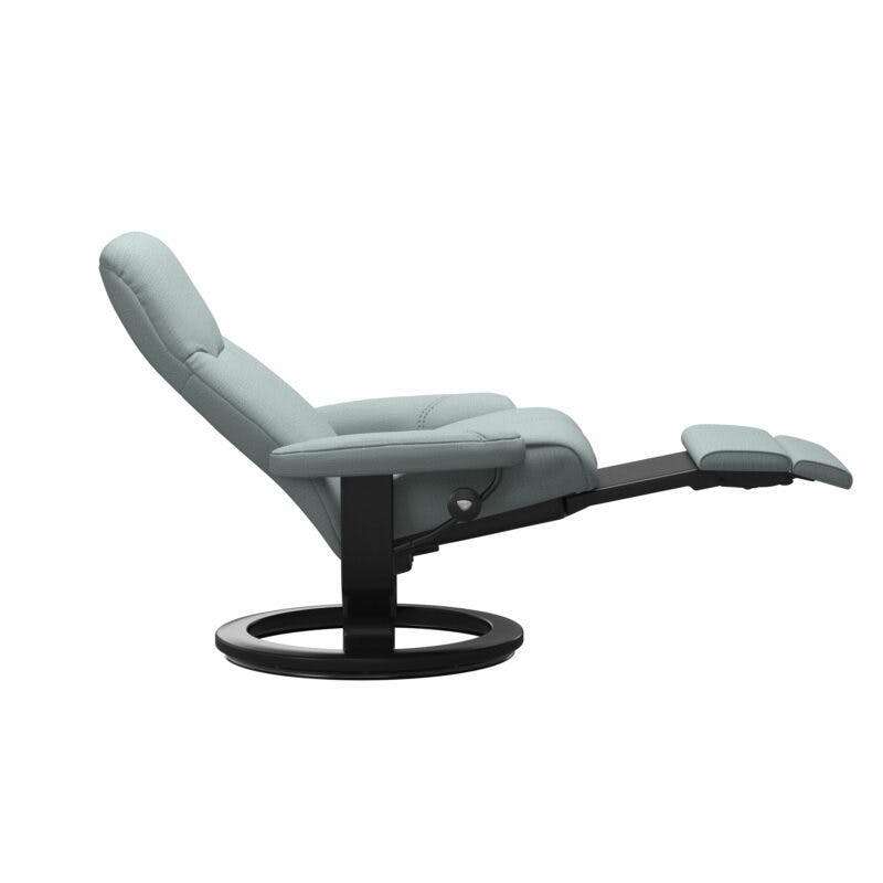 Stressless Consul Classic Power Relaxsessel mit Textilbezug Lina Light Blue und Gestell in Holz, schwarz - Relaxfunktion