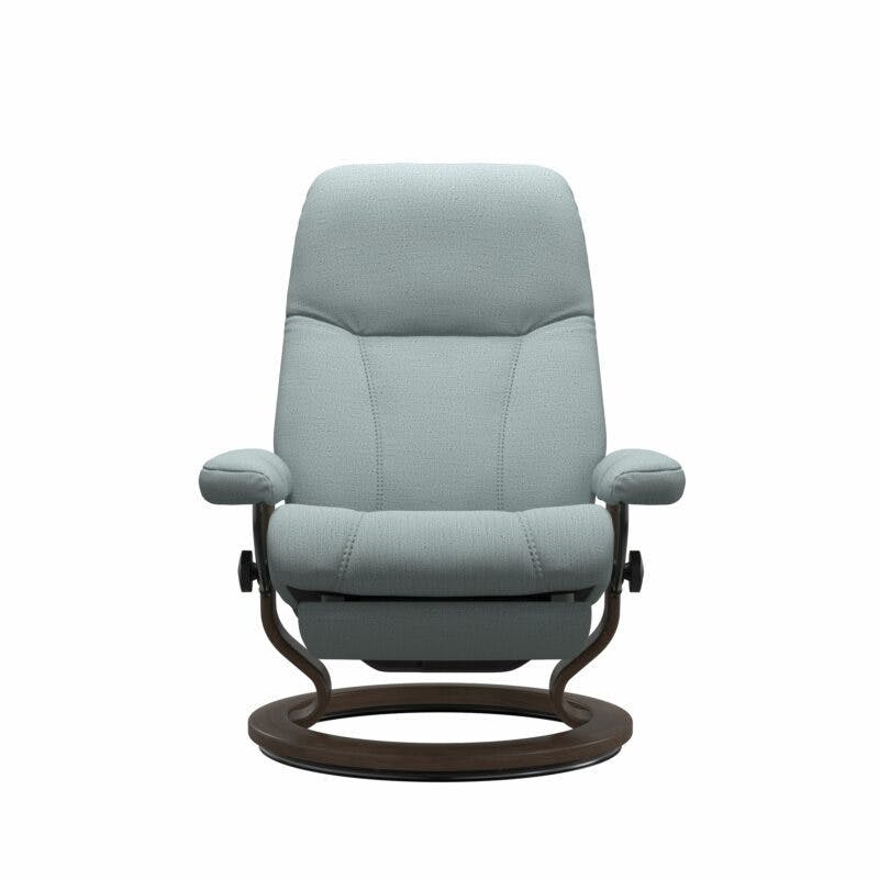 Stressless Consul Classic Power Relaxsessel mit Textilbezug Lina Light Blue und Gestell in Walnuss - Relaxfunktion - frontal