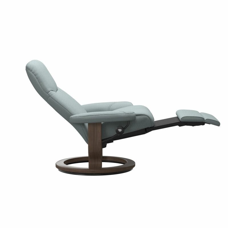 Stressless Consul Classic Power Relaxsessel mit Textilbezug Lina Light Blue und Gestell in Walnuss - Relaxfunktion