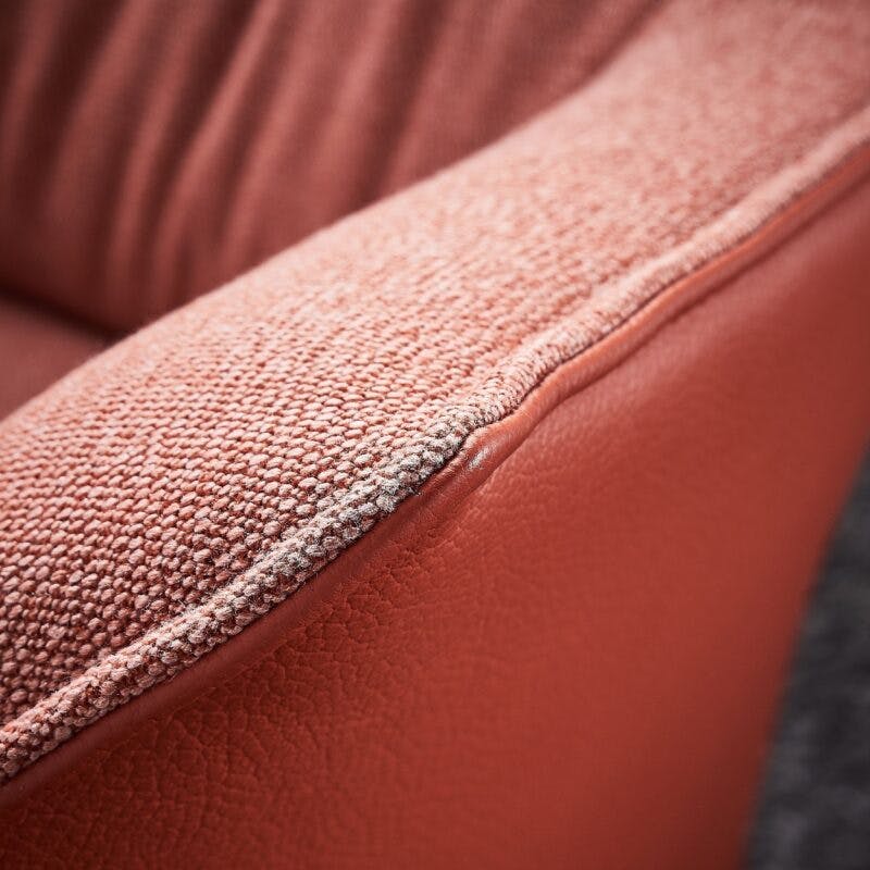 Contur Einrichten Girona Relaxsessel mit Aufstehhilfe und Leder-/Stoffbezug rosé – Detail Bezug