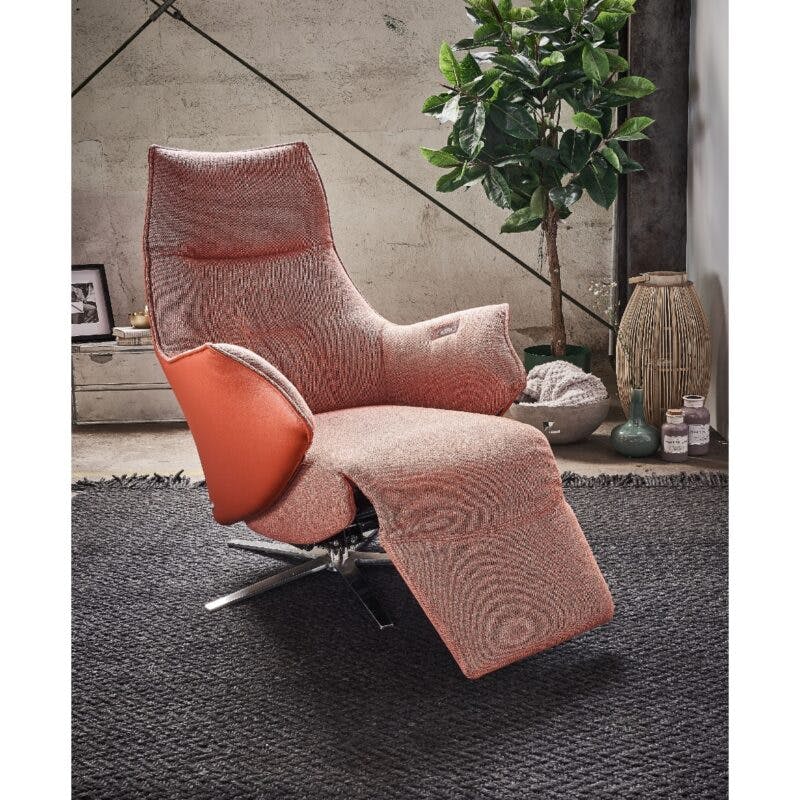 Contur Einrichten Girona Relaxsessel mit Aufstehhilfe und Leder-/Stoffbezug rosé – sitzende Relaxposition