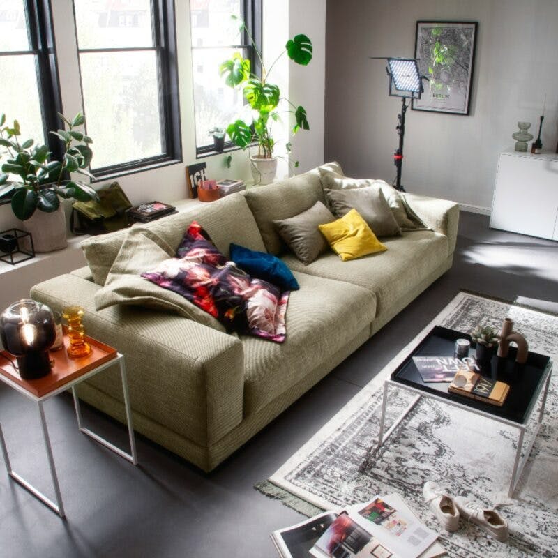 Raum.Freunde Juni 3-Sitzer Sofa mit Bezug aus Flachgewebe in Lindgrün - Wohnbeispiel
