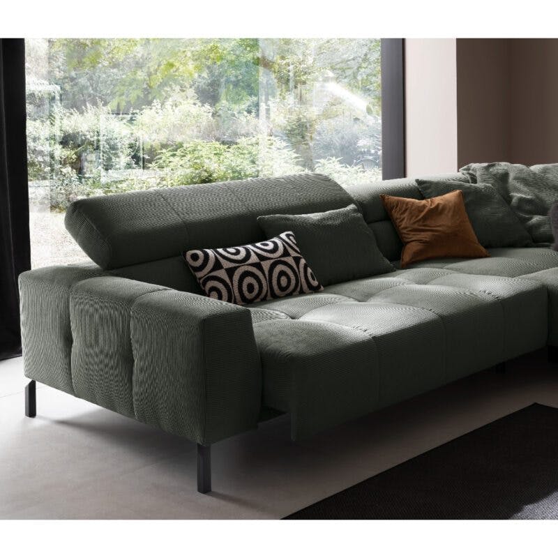Candy Cleveland Sofa in Bezug Feincord oliv mit Kopfteilverstellung und Sitztiefenverstellung als Wohnbeispiel.
