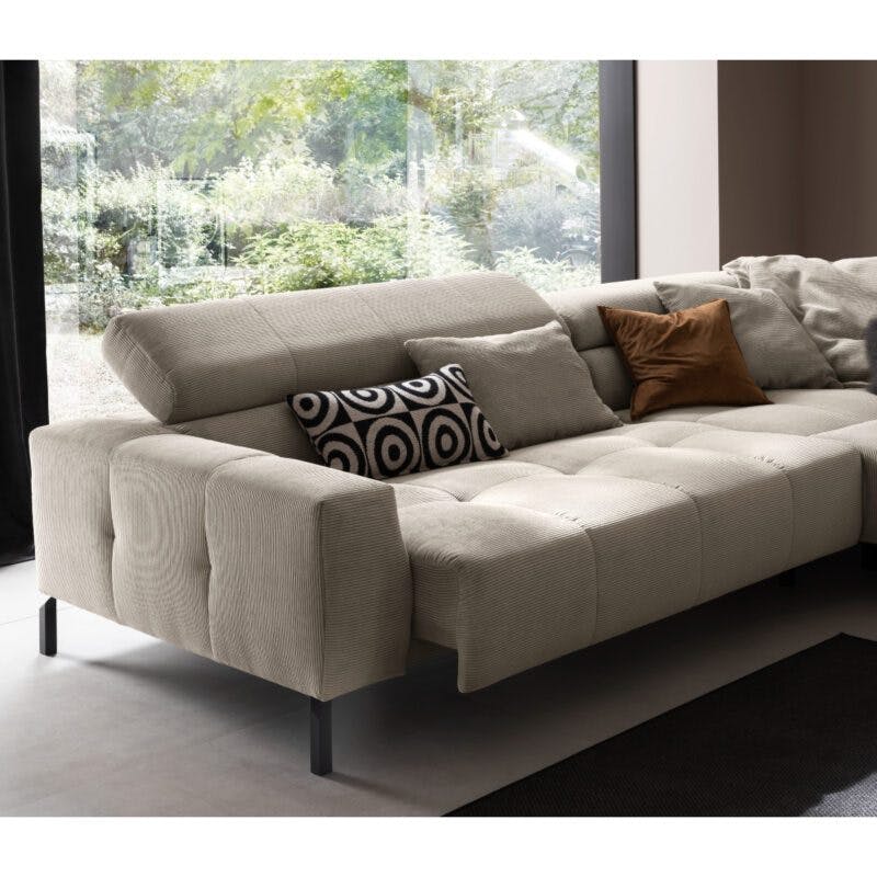 Candy Cleveland Sofa in Bezug Feincord sand mit Kopfteilverstellung und Sitztiefenverstellung als Wohnbeispiel.