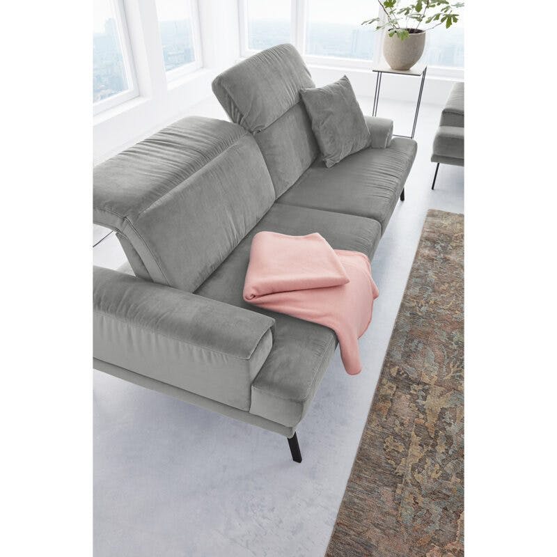 Musterring MR 4580 Sofa in Velvet grey Milieubild rosa Decke von oben