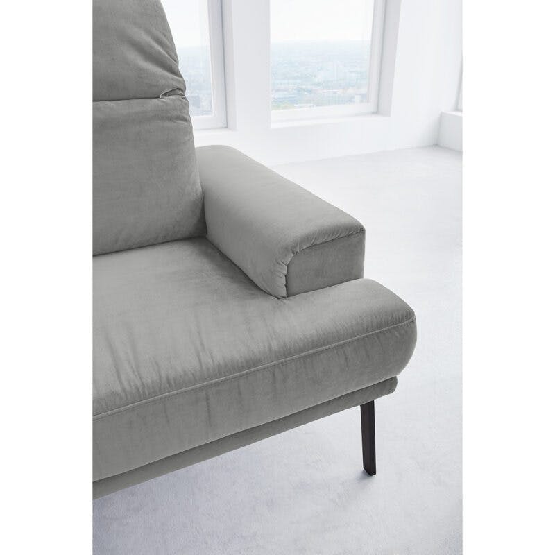 Musterring MR 4580 Sofa in Velvet grey Nahaufnahme Sitz Armlehne