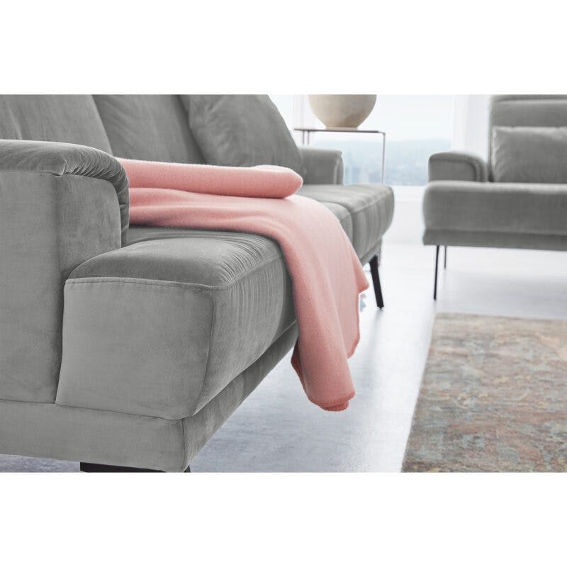 Musterring MR 4580 Sofa in Velvet grey Wohnbeispiel rosa Decke auf Sofa