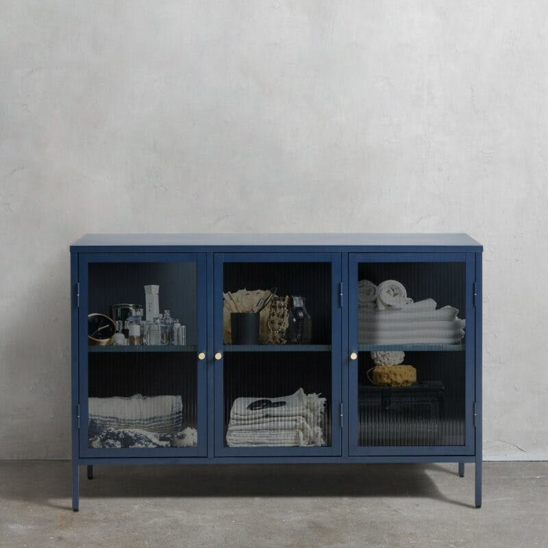 Trendstore Undine Sideboard aus blauem Metall mit Glaseinsatz - Wohnbeispiel