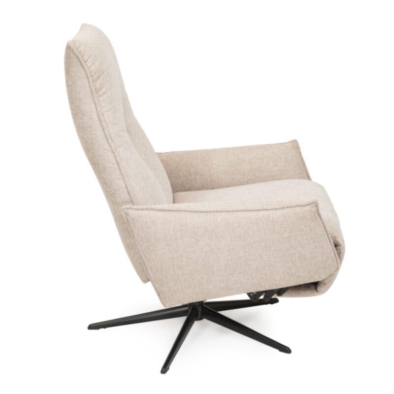 Erenik Sessel in Bezug Brego beige mit manueller Relaxfunktion.