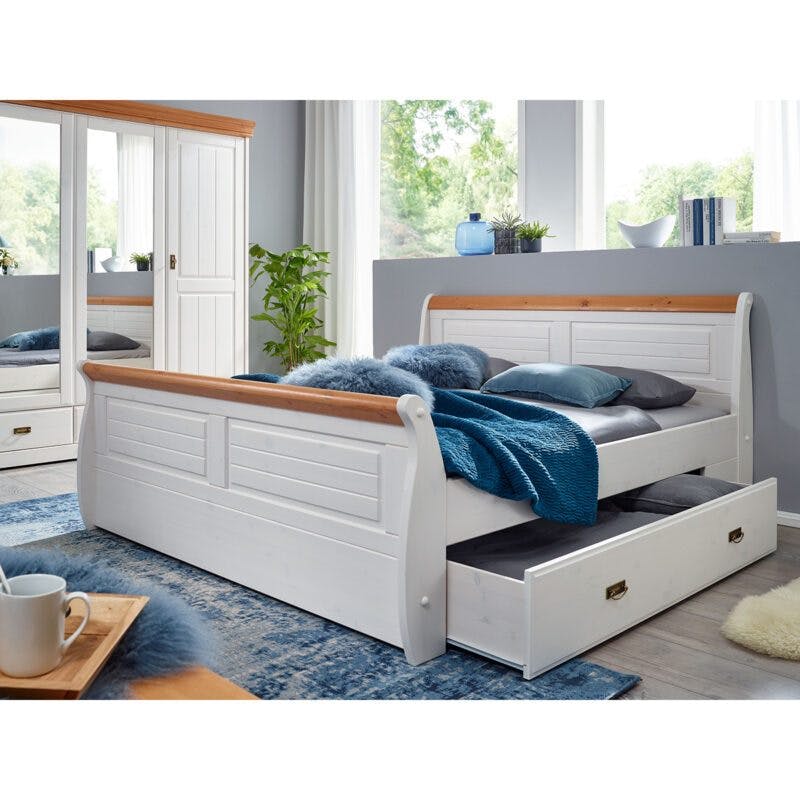 Trendstore Gaius Doppelbett 180 x 200 mit Bettkasten aus Kiefer massiv in weiß gewachst mit Akzenten in honigfarben, Wohnbeispiel.