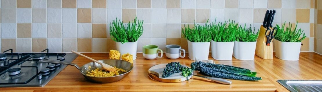 Die grüne Küche: 3 Tipps für Indoor-Gemüse- und Kräuterzucht