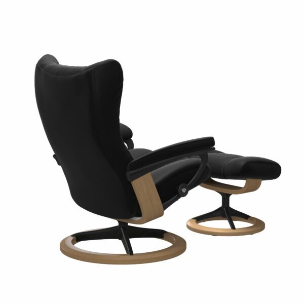 Stressless Wing Sessel mit Hocker in Leder Paloma Black - Gestell Eiche und schwarzes Metall, von hinten