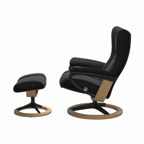 Stressless Wing Sessel mit Hocker in Leder Paloma Black - Gestell Eiche und schwarzes Metall, Seitenansicht