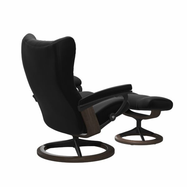 Stressless Wing Sessel mit Hocker in Leder Paloma Black - Gestell Wenge und schwarzes Metall, von hinten