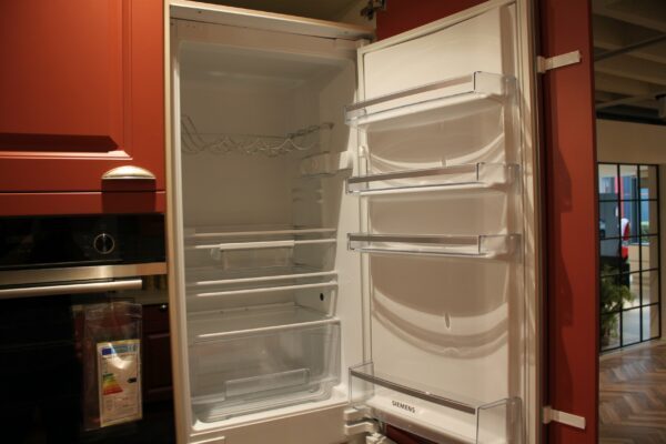 Einbauküche „Riva“ - Kühlschrank offen