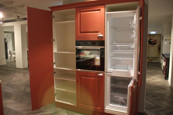 Einbauküche „Riva“ - Schrank und Kühlschrank offen