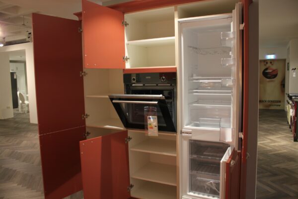 Einbauküche „Riva“ - Schrank, Kühlschrank, Backofen und Gefrierfach offen