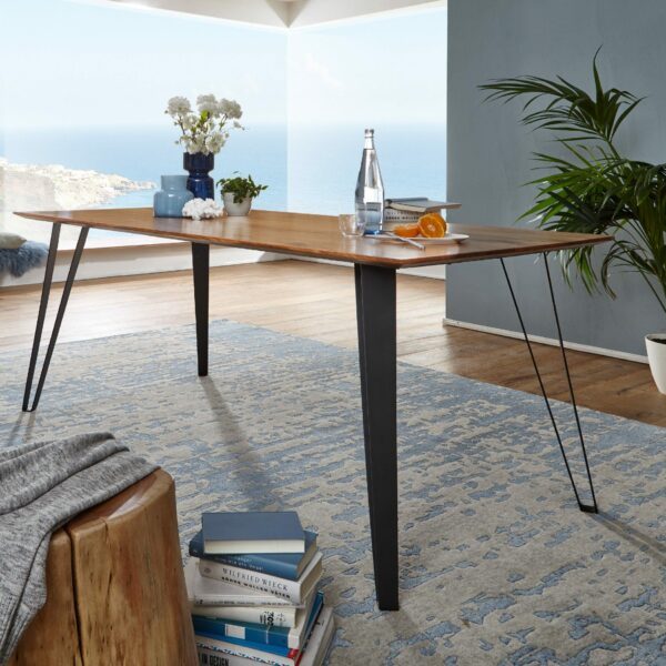Trendstore „Guntram“ Esstisch mit Tischplatte aus Akazie mit Schweizer Kante und Doppelfuß in Metall schwarz Wohnbeispiel