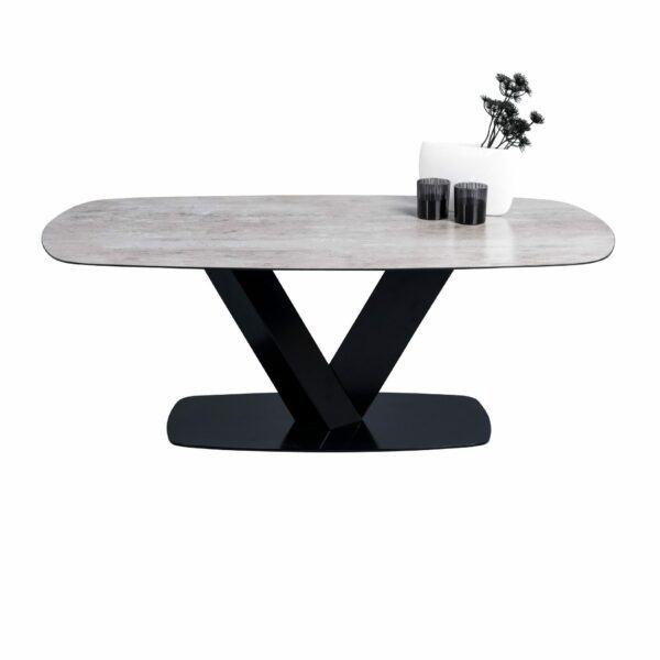 Trendstore Couchtisch „Miga” mit einer Tischplatte aus Sicherheitsglas in Keramikoptik und einem schwarzen Metallgestell sowie einer Metallbodenplatte Dekobeispiel