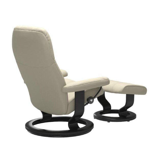 Stressless Consul Classic Sessel mit Lederbezug Batick Cream und Gestell in Holzfarbe Schwarz – Schrägansicht