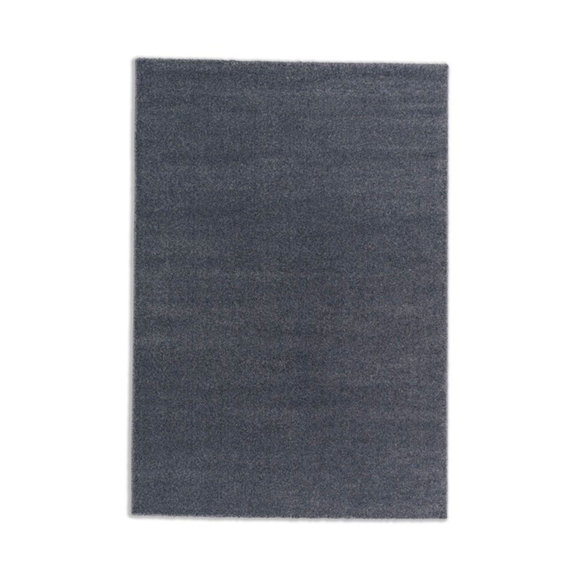 Astra „Pure“ Teppich in der Farbe Anthrazit in frontaler Ansicht.