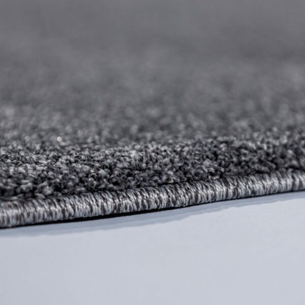 Astra „Pure“ Teppich in der Farbe Anthrazit zeigt Nahansicht der Kante.