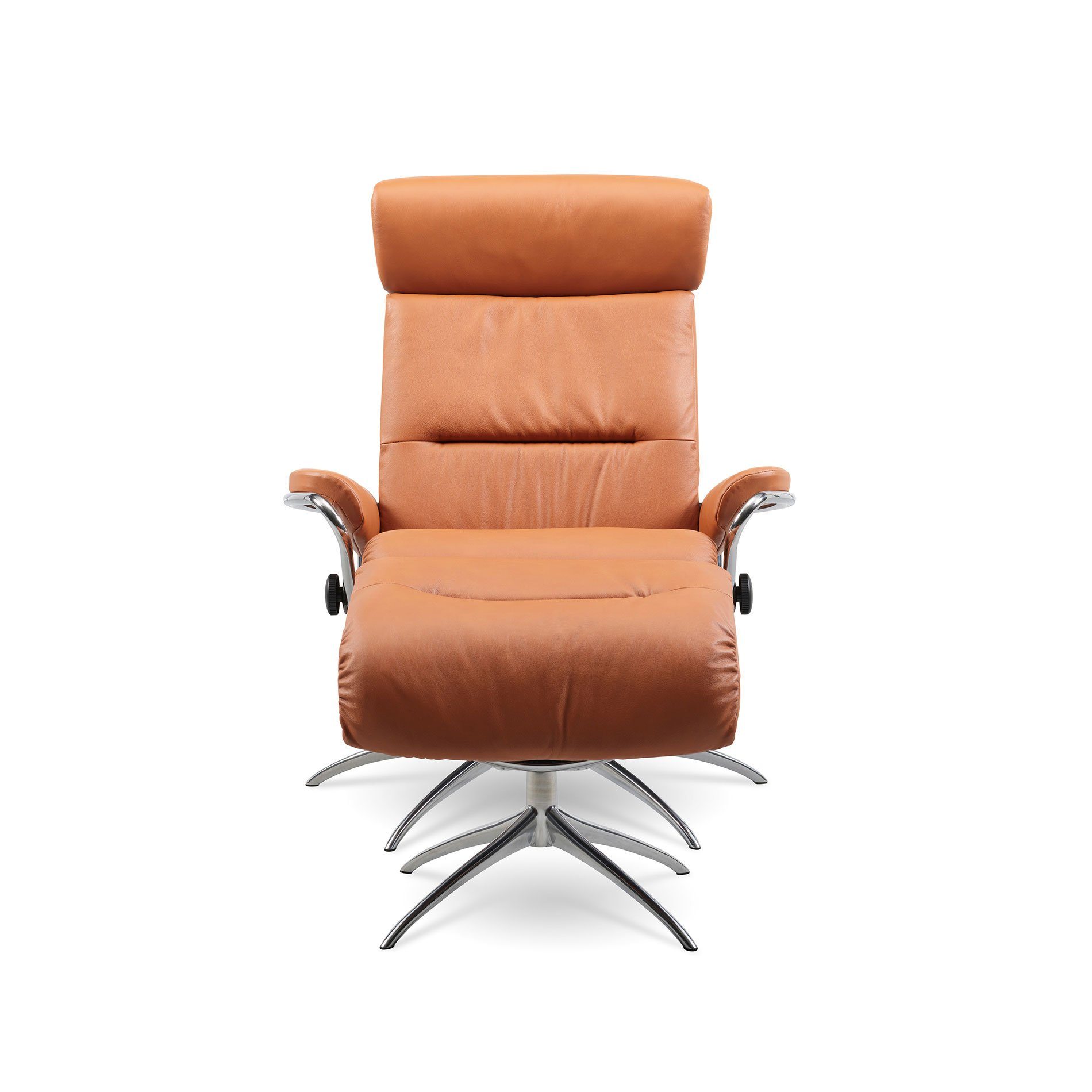 Stressless „Tokyo“ Sessel mit Hocker und Lederbezug Paloma in der Farbe New Cognac in frontaler Ansicht.