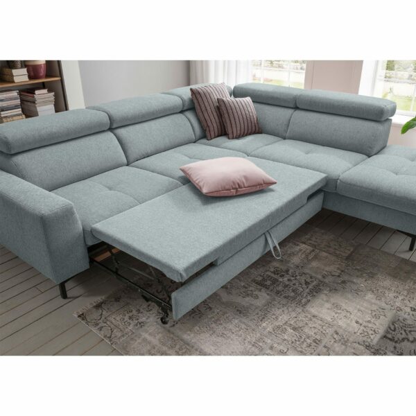set one by Musterring SO 1300 Sofa mit Bezug in Pastel Blue zeigt Doppelliege im Milieu.