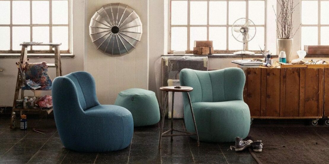 Bild zeigt zwei Sessel in Blautönen.