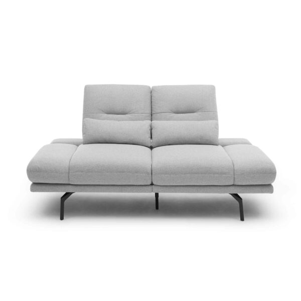 Trendstore Pamelia 2-Sitzer Sofa mit Bezug Portofino in Silber in frontaler Ansicht.