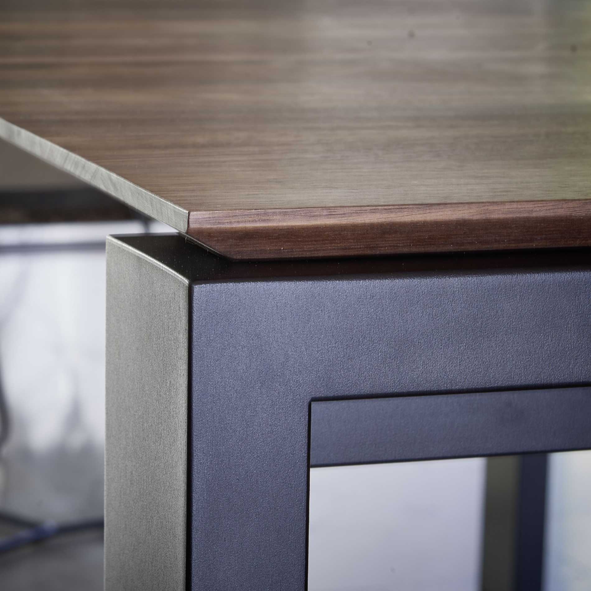 Contur Auszugstisch 3400 mit 4-Fuss in Metall Schwarz und Tischplatte Nussbaum astig massiv geölt Detailansicht Füße und Tischplatte