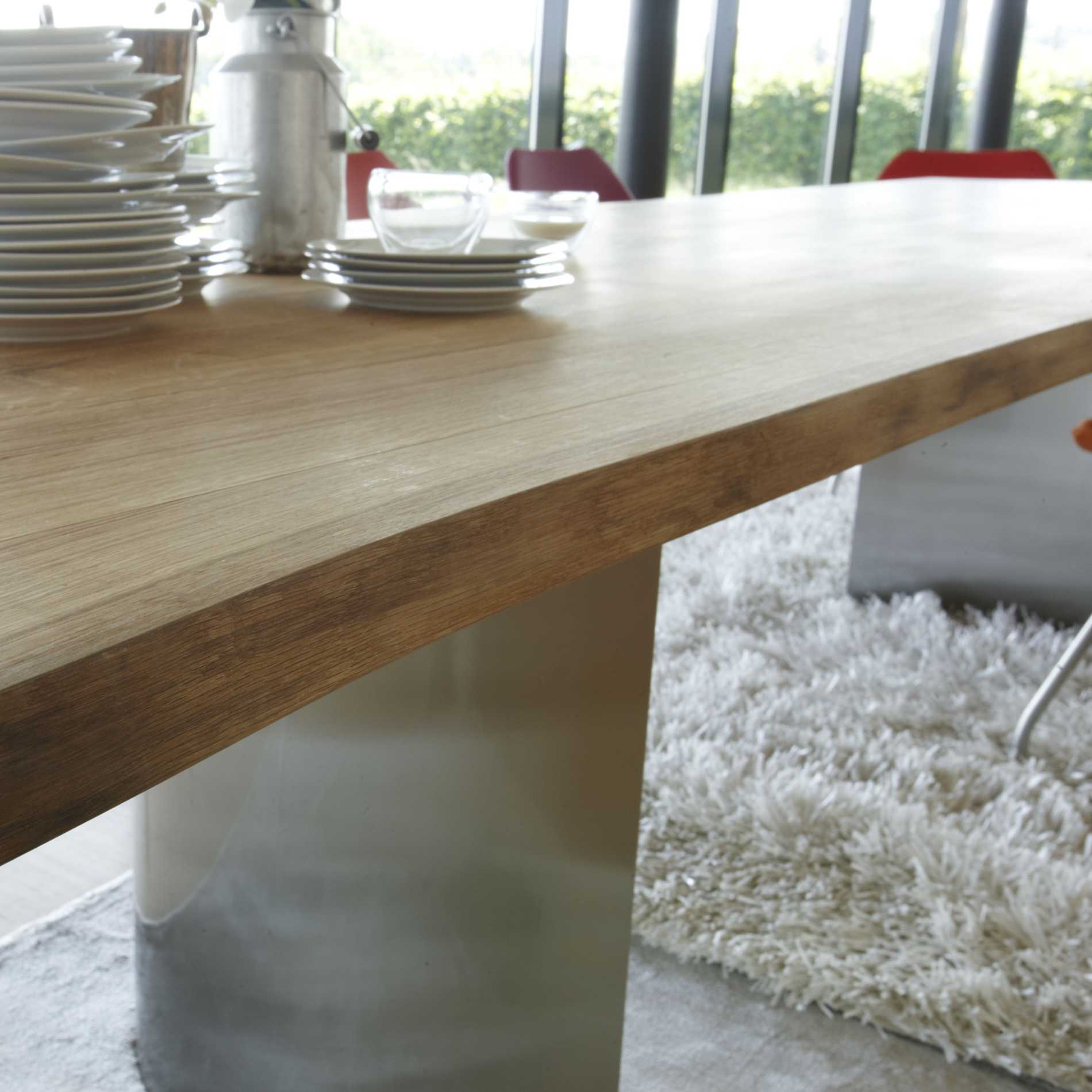Contur Esstisch 3001 mit halbrunden Metallgestell und Tischplatte mit Baumkante Detailansicht