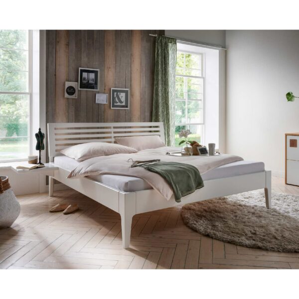 Natura 1660 Bett – Wohnbeispiel Ausführung in Kiefer massiv weiß lackiert