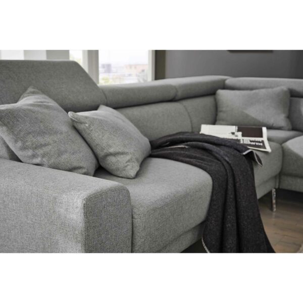 Musterring 4510 Sofa mit Bezug in Light Grey als Wohnbeispiel.