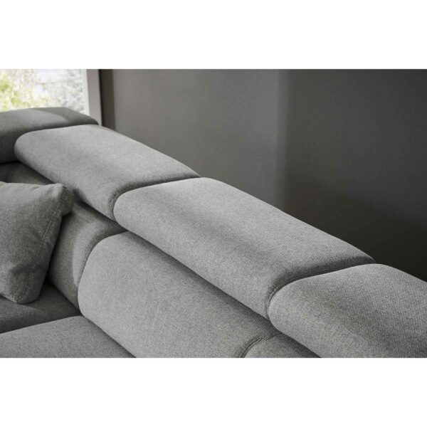 Musterring 4510 Sofa mit Bezug in Light Grey als Wohnbeispiel.