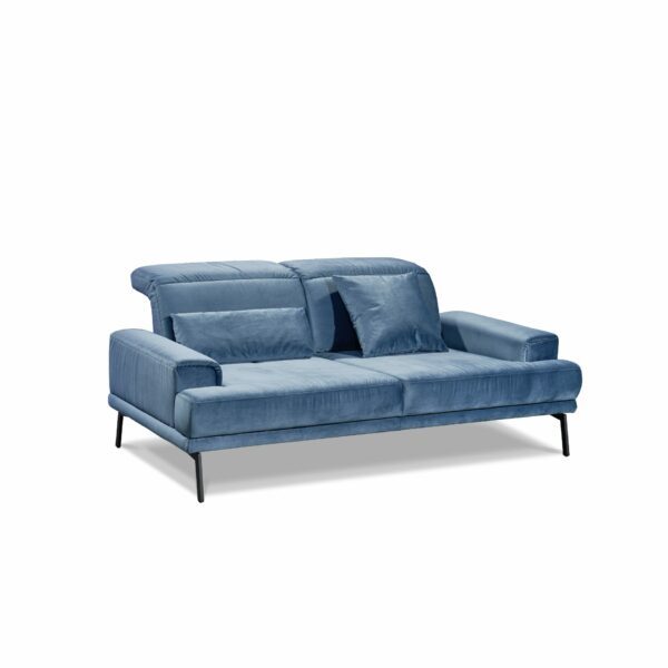 Musterring MR 4580 2-Sitzer Sofa in Bezug Velvet blue-grey mit Deko-Kissen.