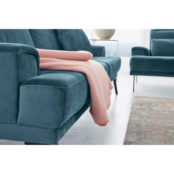 Musterring MR 4580 Sofa mit Bezug Velvet blue-grey zeigt Armlehne und Sitzfläche in Nahansicht.