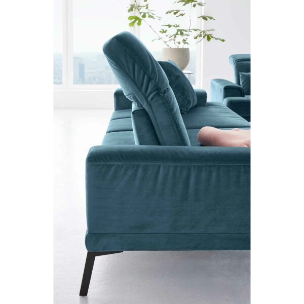 Musterring MR 4580 Sofa mit Bezug Velvet blue-grey zeigt Kopfteilverstellung als Wohnbeispiel.