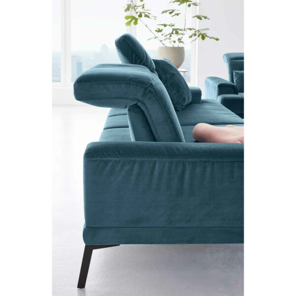 Musterring MR 4580 Sofa mit Bezug Velvet blue-grey zeigt Kopfteilverstellung als Wohnbeispiel.