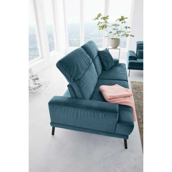 Musterring MR 4580 Sofa mit Bezug Velvet blue-grey zeigt Sitztiefenverstellung als Wohnbeispiel.