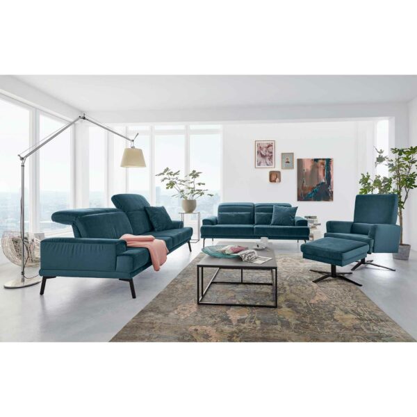Musterring MR 4580 Sofa mit Bezug Velvet blue-grey als Wohnbeispiel.