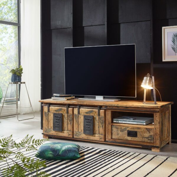 Trendstore Garbi TV-Board mit zwei Schiebetüren und einer Schublade aus Mangoholz mit Metallbeschlägen als Wohnbeispiel.