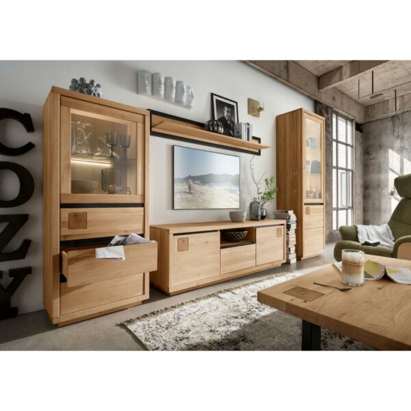 Trendstore Gordian Möbelserie für Wohnzimmer aus massiver Kernbuche als Wohnbeispiel.