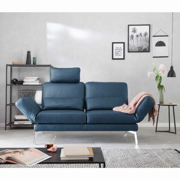 Couchliebe „Chicago“ Sofa 2-Sitzer in „Cento“ 702 dark blue – Wohnbeispiel