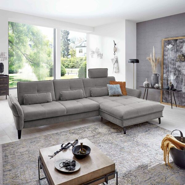Couchliebe Key West Sofa mit Bezug in Silver und Ottomane rechts zeigt Kopfteilverstellung als Wohnbeispiel