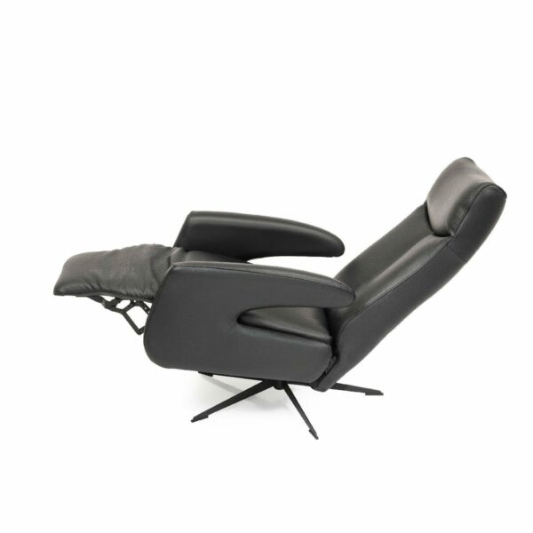 Relax Kilian Sessel mit motorischer Relaxfunktion in schwarzem Leder.
